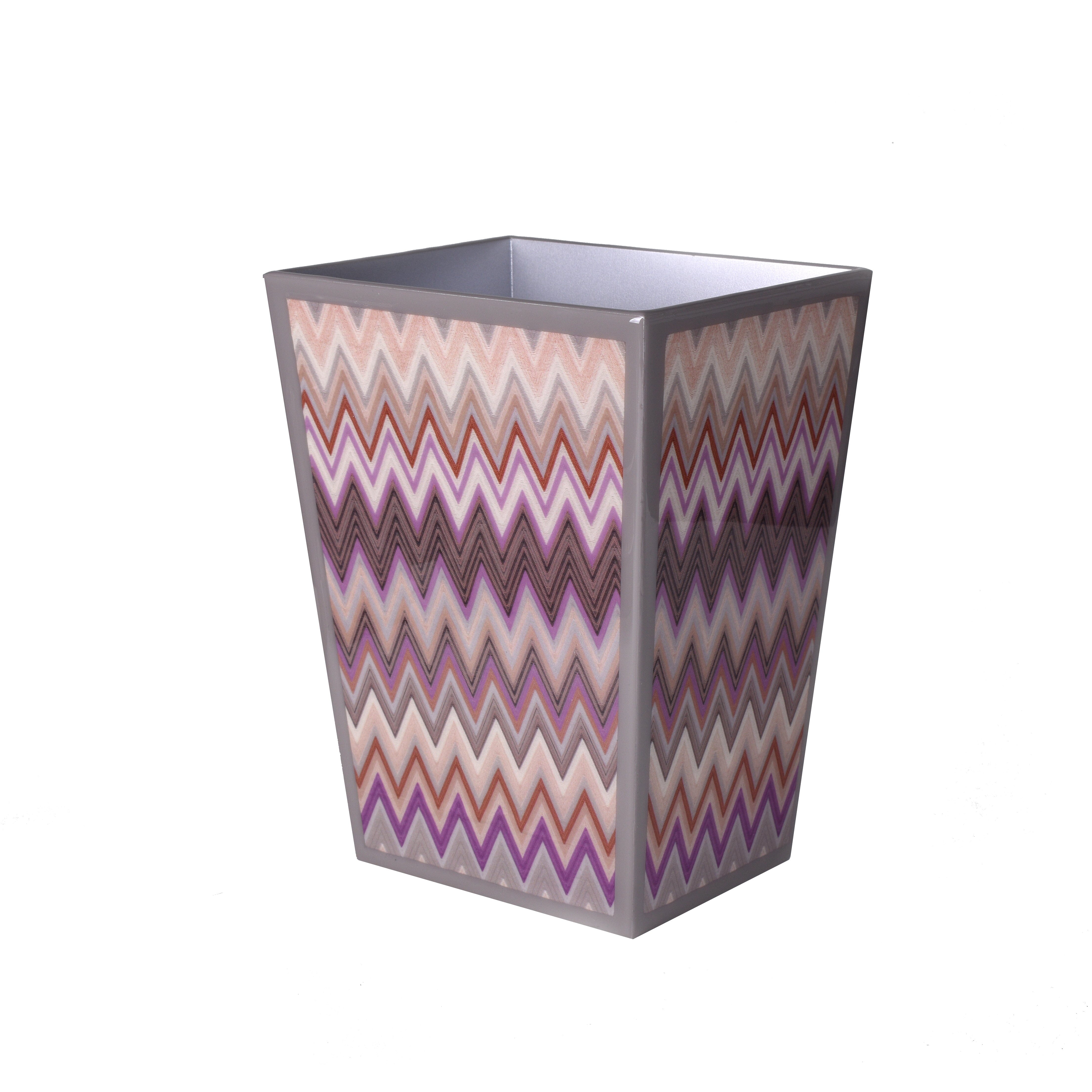 Wastebasket with liner in zig zag print